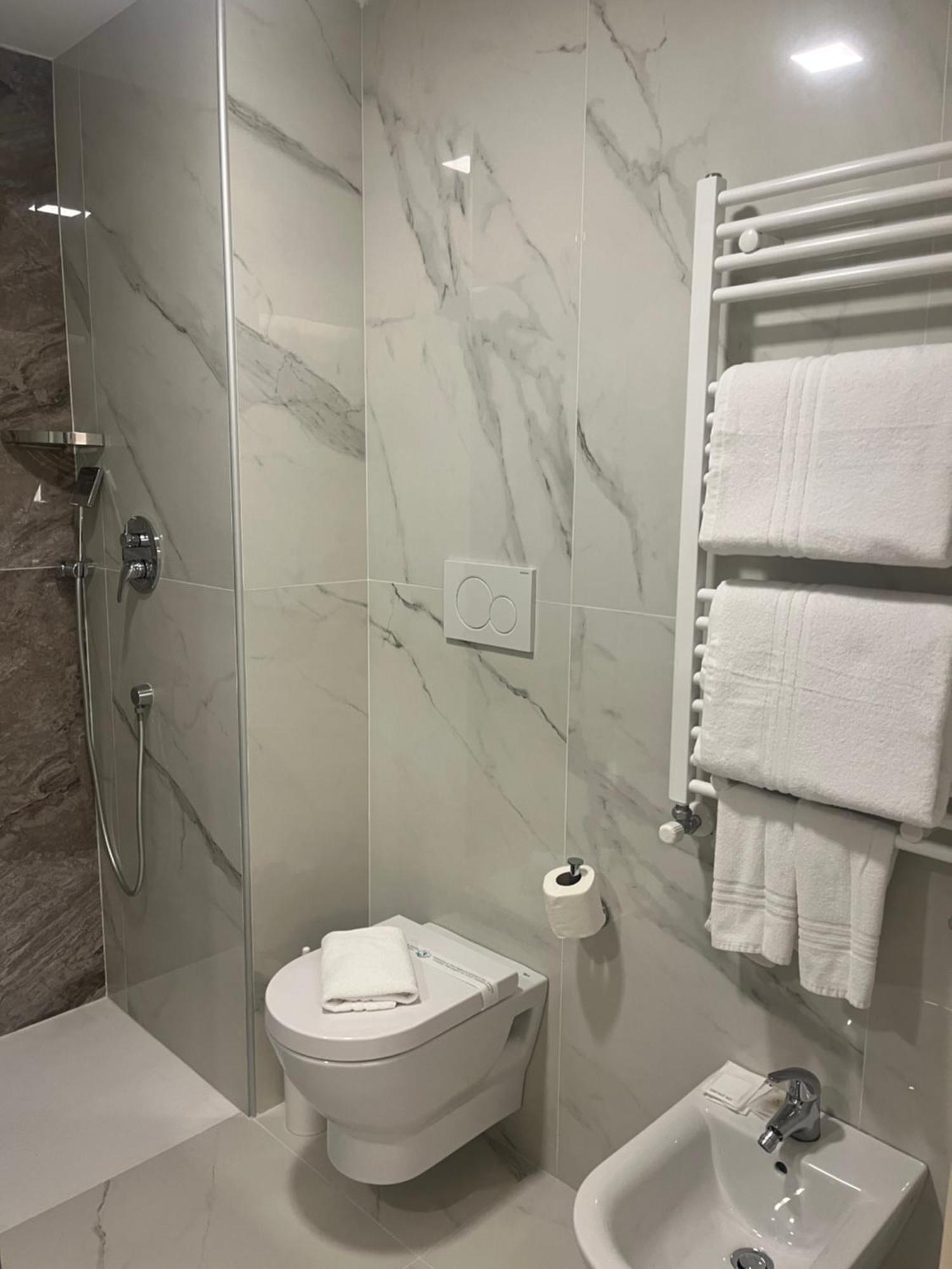 Jr Hotels Bocconi Milano מראה חיצוני תמונה
