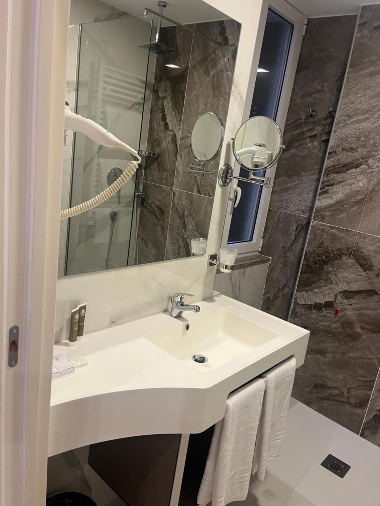 Jr Hotels Bocconi Milano מראה חיצוני תמונה