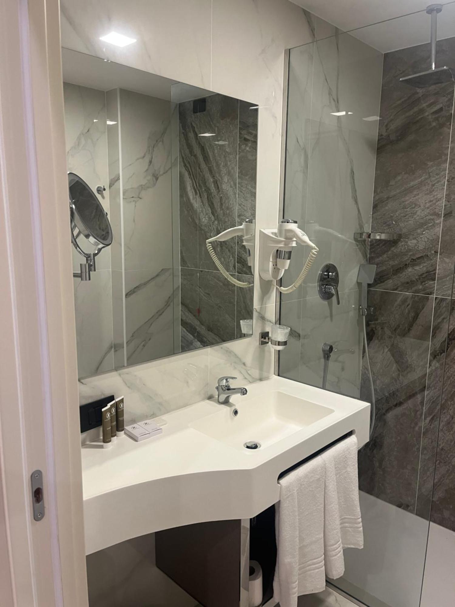 Jr Hotels Bocconi Milano מראה חיצוני תמונה